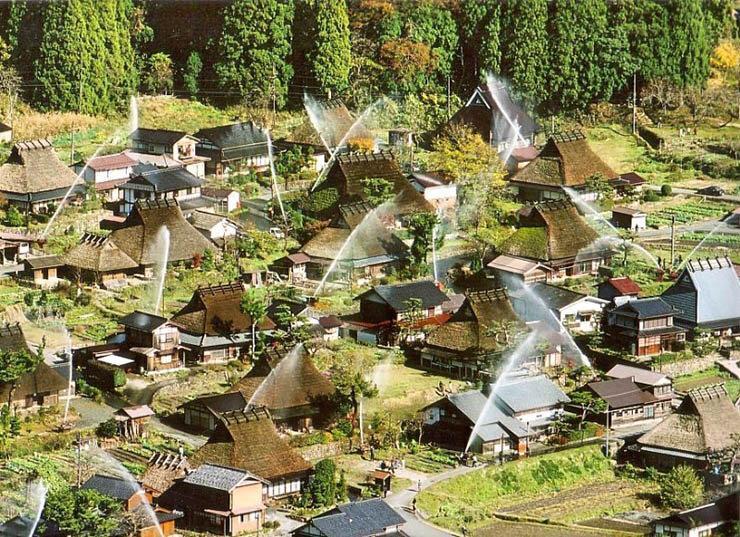 هنگام آتش سوزی در این روستای ژاپنی، باران می بارد