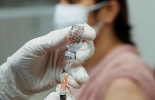 شروع واکسیناسیون شاغلان مراکز اقامتی در ایران