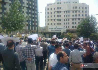 کارکنان دانشگاه آزاد اسلامی امروز در مقابل سازمان مرکزی این دانشگاه تجمع کردند