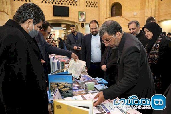 بازدید ضرغامی از نمایشگاه اقلام و محصولات چاپی ادارات کل استانی میراث فرهنگی