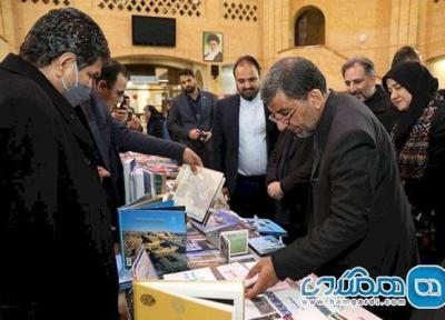 بازدید ضرغامی از نمایشگاه اقلام و محصولات چاپی ادارات کل استانی میراث فرهنگی